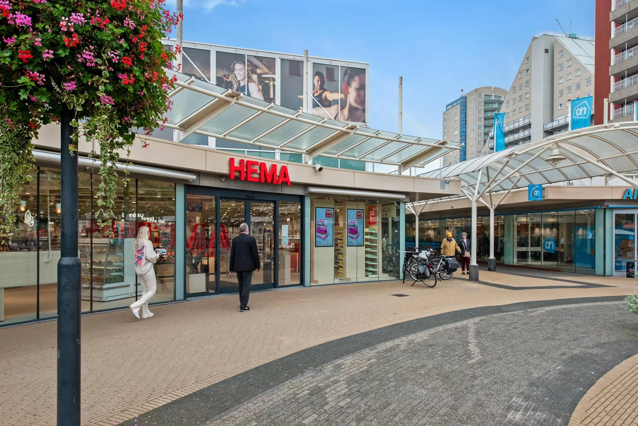 Winkelpassage aan de Koningin Julianalaan met ingangen van HEMA en Albert Heijn.